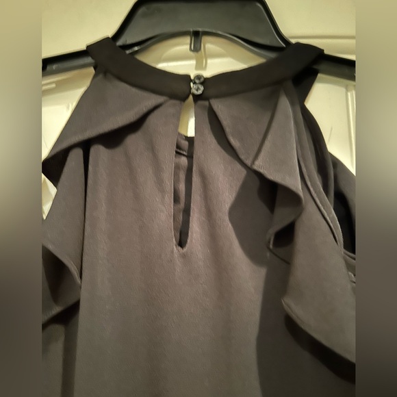 Jennifer Lopez Black cold shoulder dress with ruffle design - Picture 5 of 7